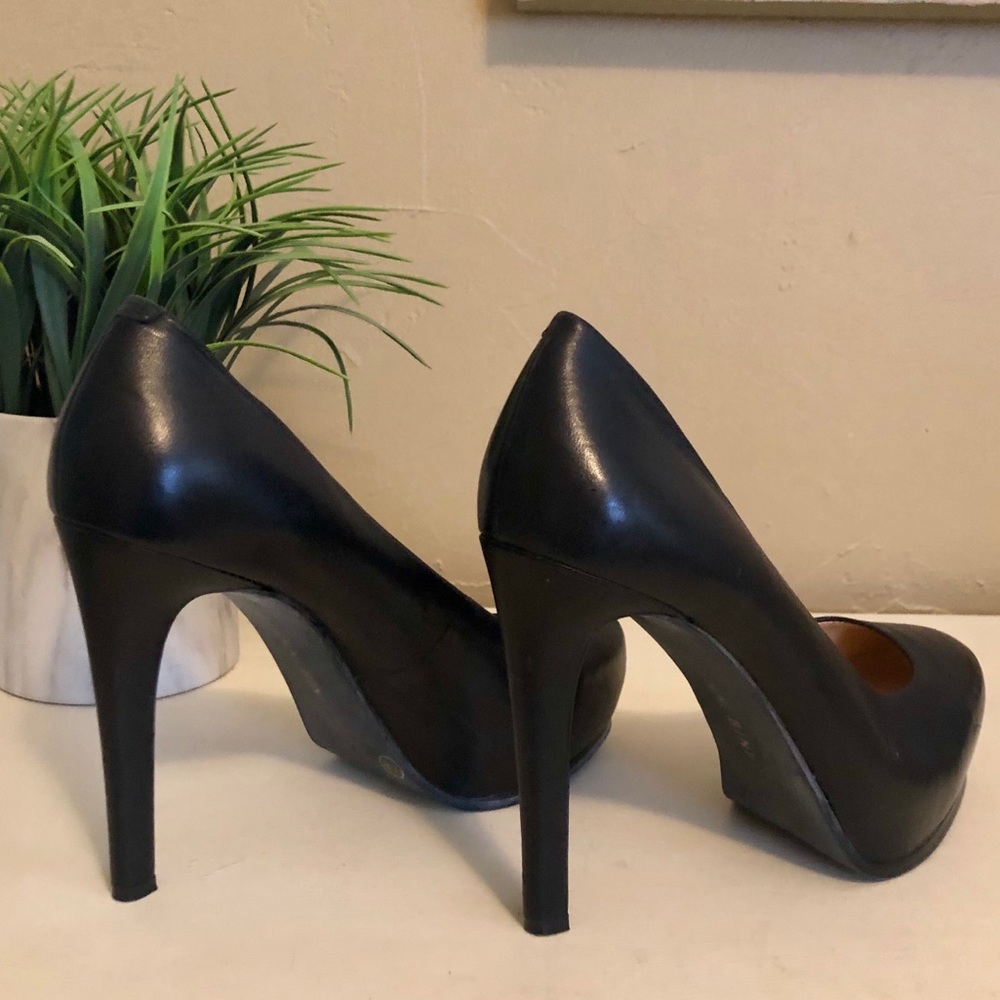 Gianni Bini black leather pumps